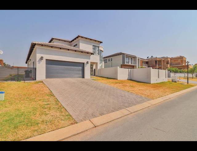 4 BEDROOM HOUSE FOR SALE IN BLUE VALLEY GOLF ESTATE